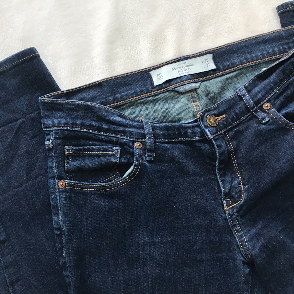 Abercrombie & Fitch skinny dark wash jeans in a 6S